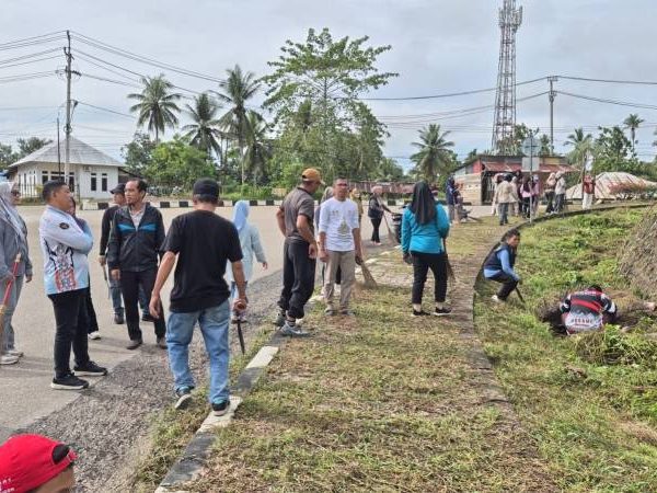 Dinas Pendidikan dan Kebudayaan Konawe Turunkan Seluruh Personel dalam Kerja Bakti Rutin Pemkab